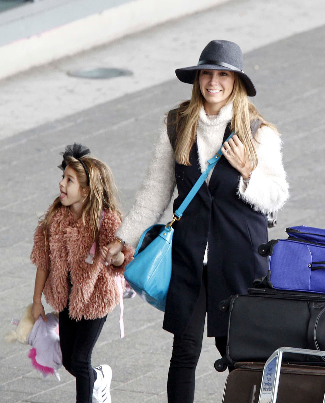 Todo el tiempo se le vio muy sonriente a la actriz, inclusive, más que a los niños, quienes fueron la razón del viaje.