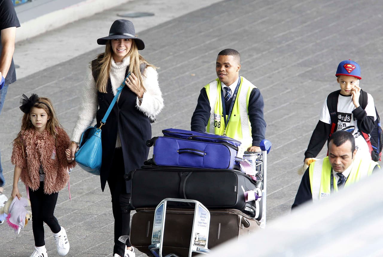 Así llegó la actriz con los pequeños Christopher y Kailey al aeropuerto de Cape Town.