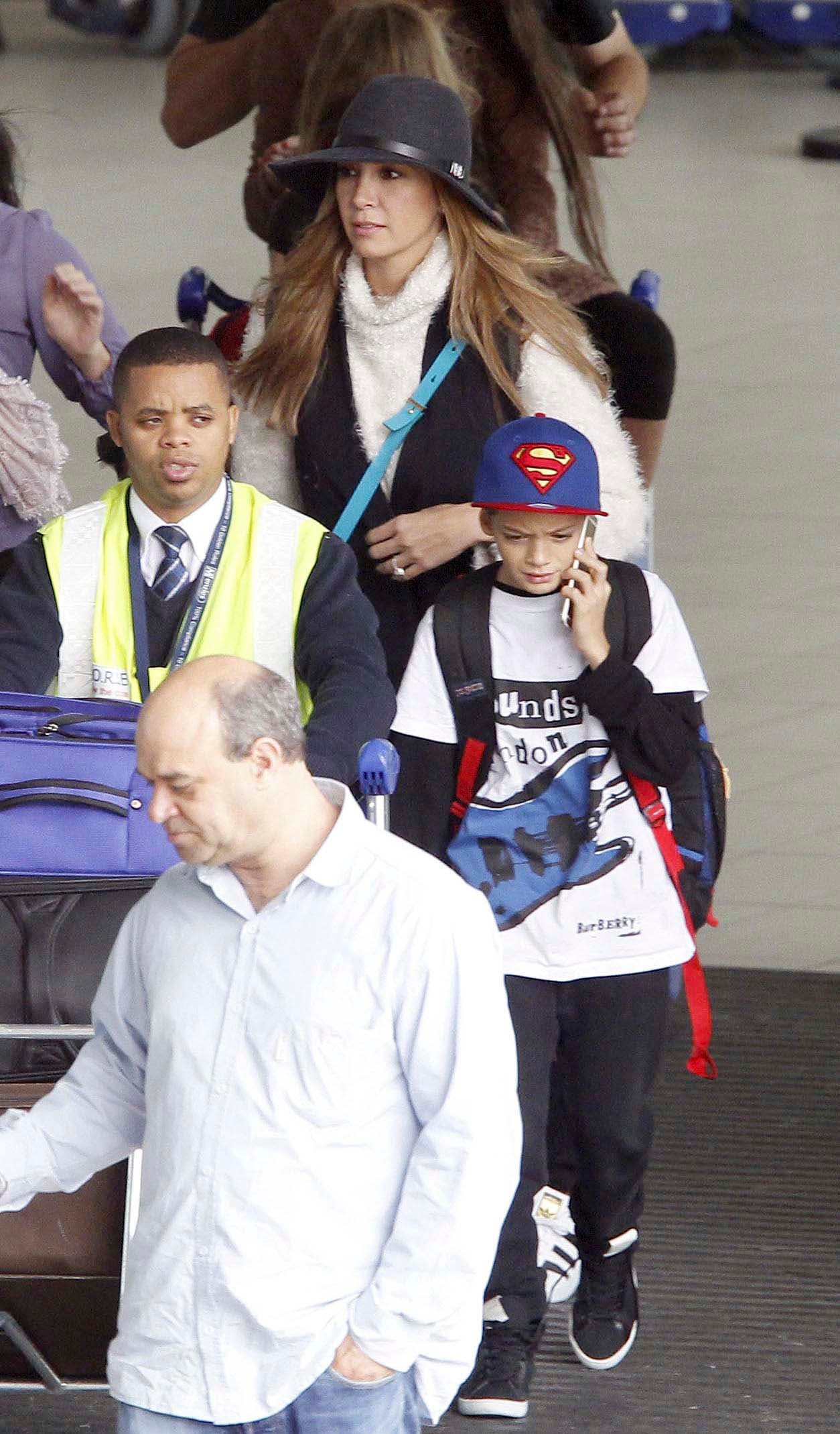 Christopher estaba muy concentrado en su teléfono, mientras su mami trataba de pasar inadvertida.