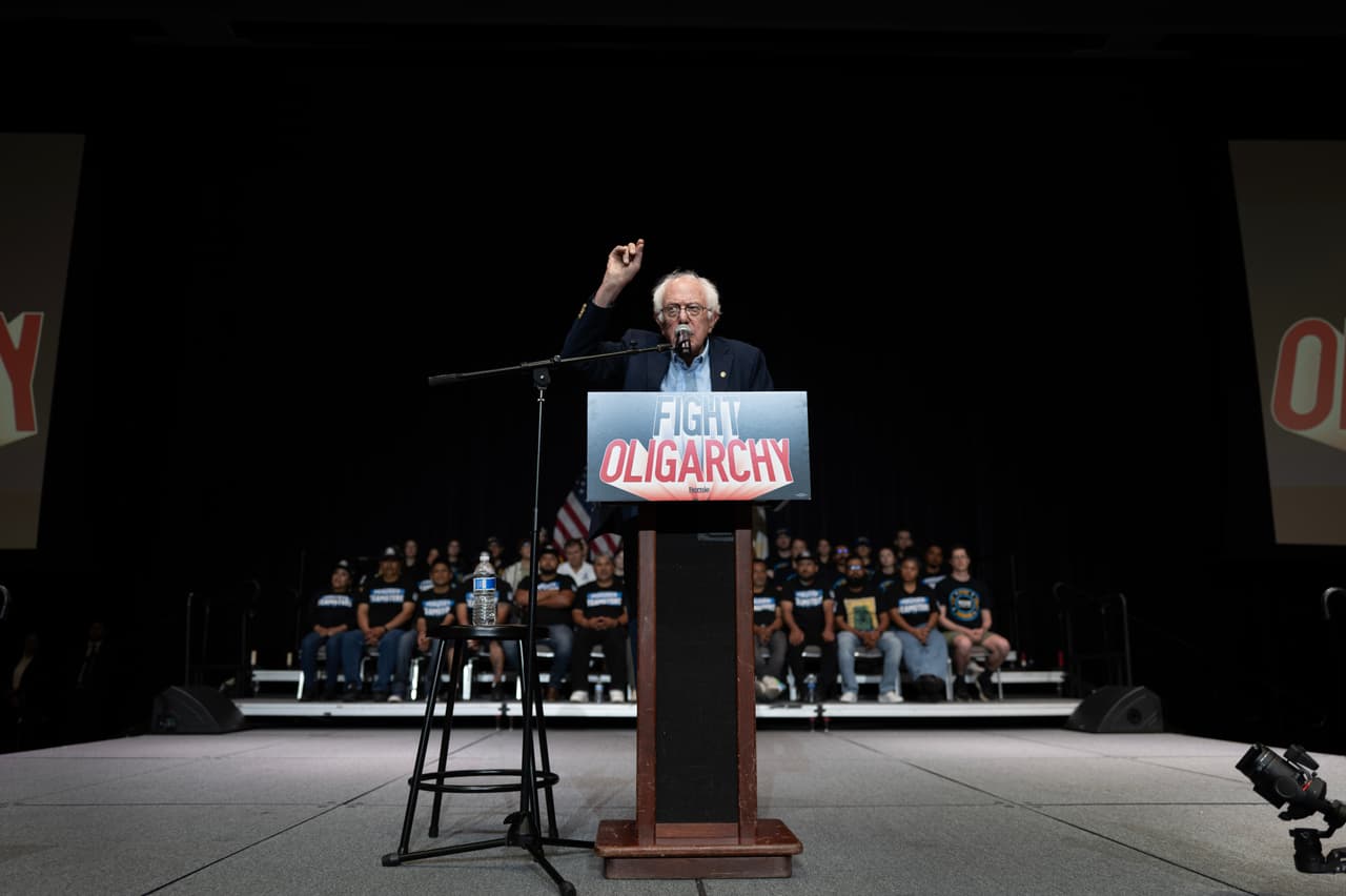 “Hoy vivimos en una nación donde un puñado de multimillonarios controla la economía, los medios y el sistema político”, dijo Sanders. “Estamos reunidos aquí para decir que eso va a cambiar”,agregó Sanders y la gente aplaudía.
