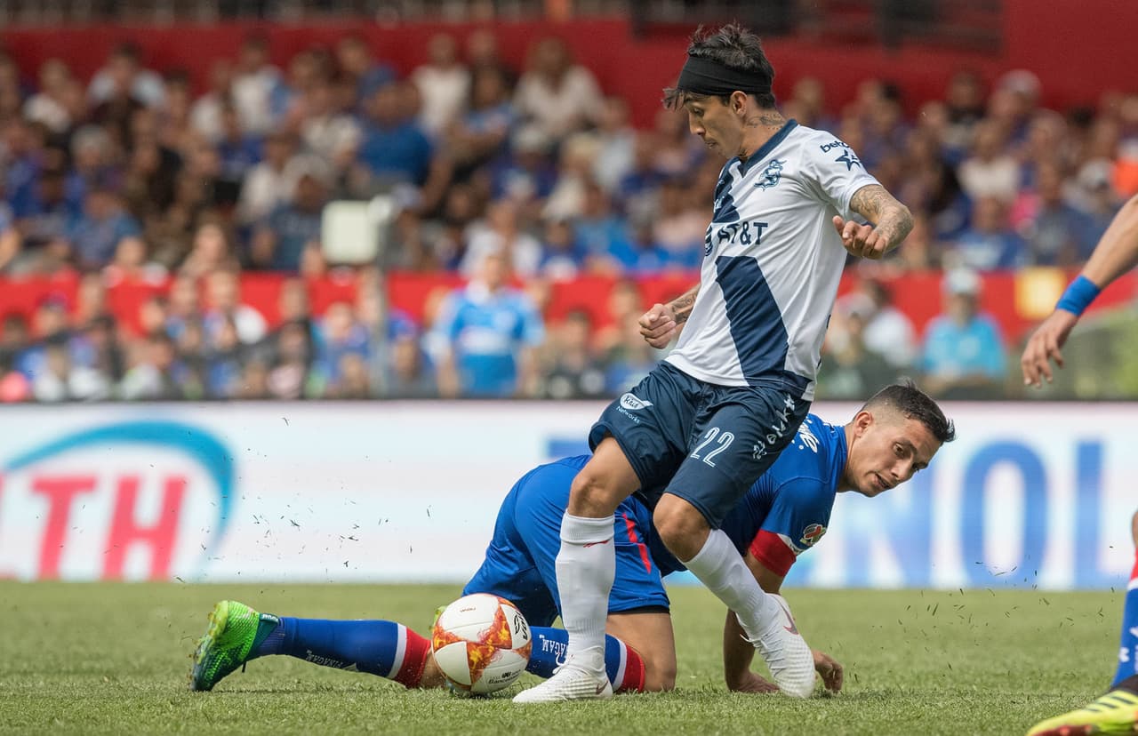 El delantero colombiano Omar Fernández buscó las opciones de gol para Puebla durante el partido.