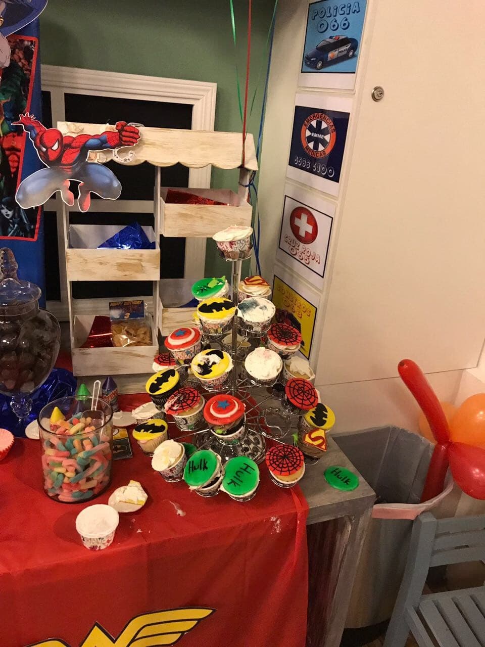 El pastel fue una original torre de cupcakes decorados con los distintos personajes de Avengers, que son los favoritos de Emmanuel.
