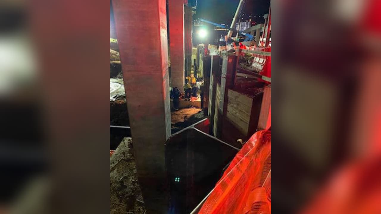 Equipo de paramédicos brindan primeros auxilio al hombre luego de caer de la estructura en construcción en la I-285