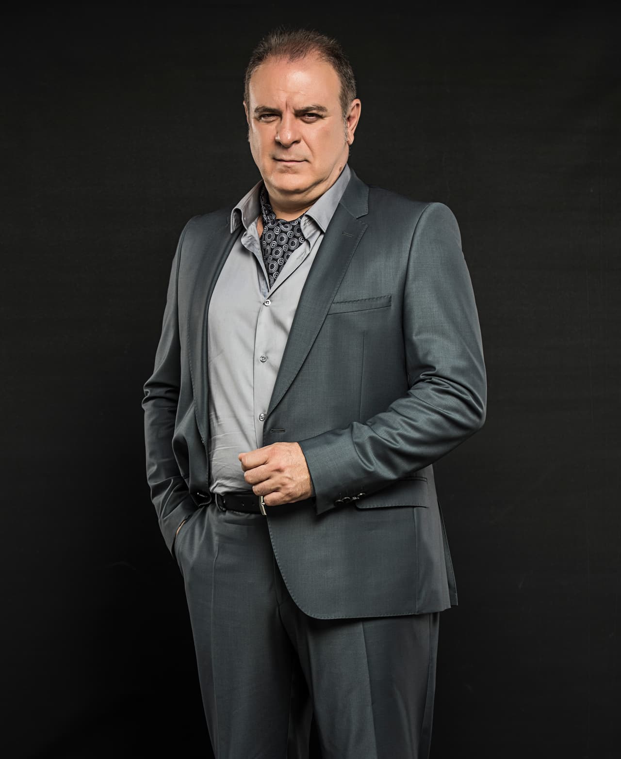 <b>Burak Sergen</b> personificará 
<b>Galip Kozcuoglu</b>, el padre de Emir. Aunque adorará a su hijo y deseará lo mejor para él, será muy exigente.