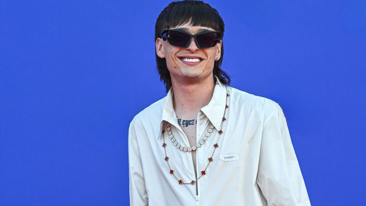 Peso Pluma pone en tendencia su corte de cabello entre los jóvenes