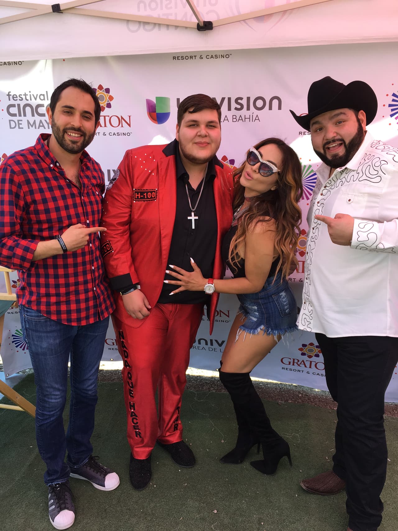 También tuvieron la oportunidad de conversar con los compas de Grupo H-100 y aquí los vemos posando con uno de sus integrantes.