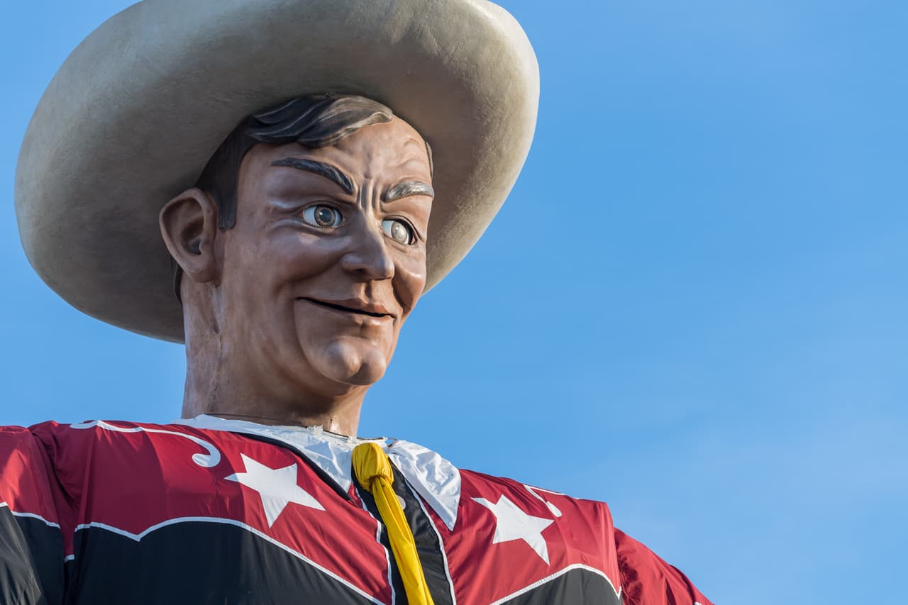 El tema de este año es "Celebrando la innovación texana" y Big Tex lo celebra 
<a href="https://www.univision.com/dallas/kuvn/noticias/comunidad/big-tex-el-icono-oficial-de-la-feria-estatal-de-texas-regresa-con-botas-nuevas-video">con botas nuevas, que buscaron modernizar su porte.</a>