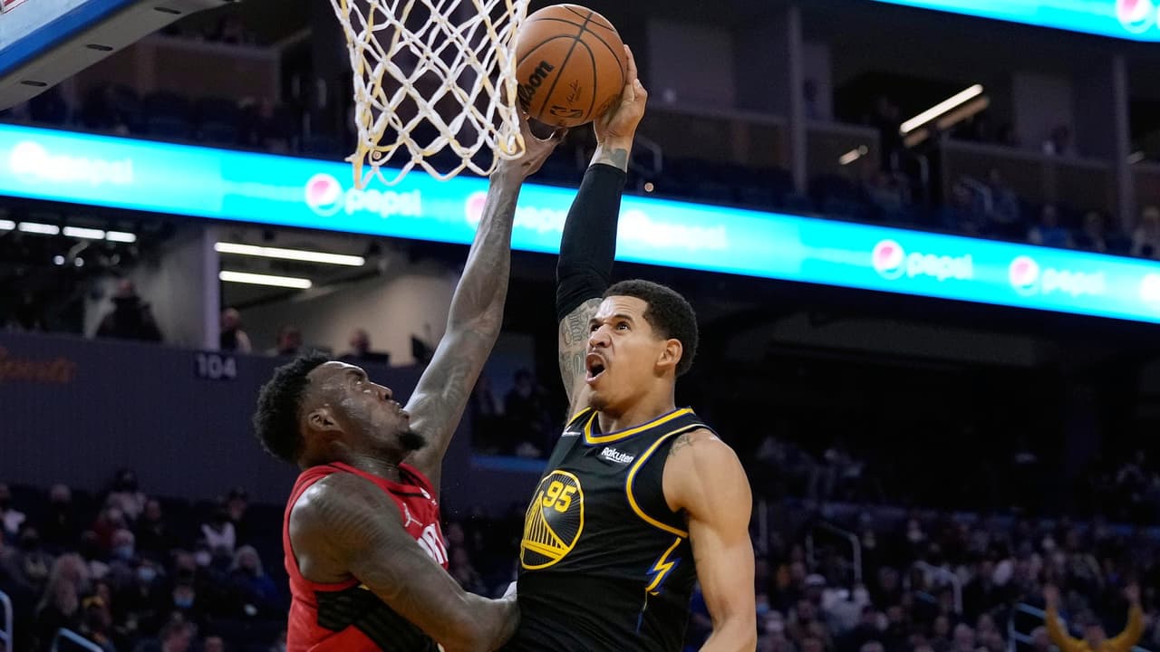 Juan Toscano celebra dos años con Warriors en la banca ante Thunder