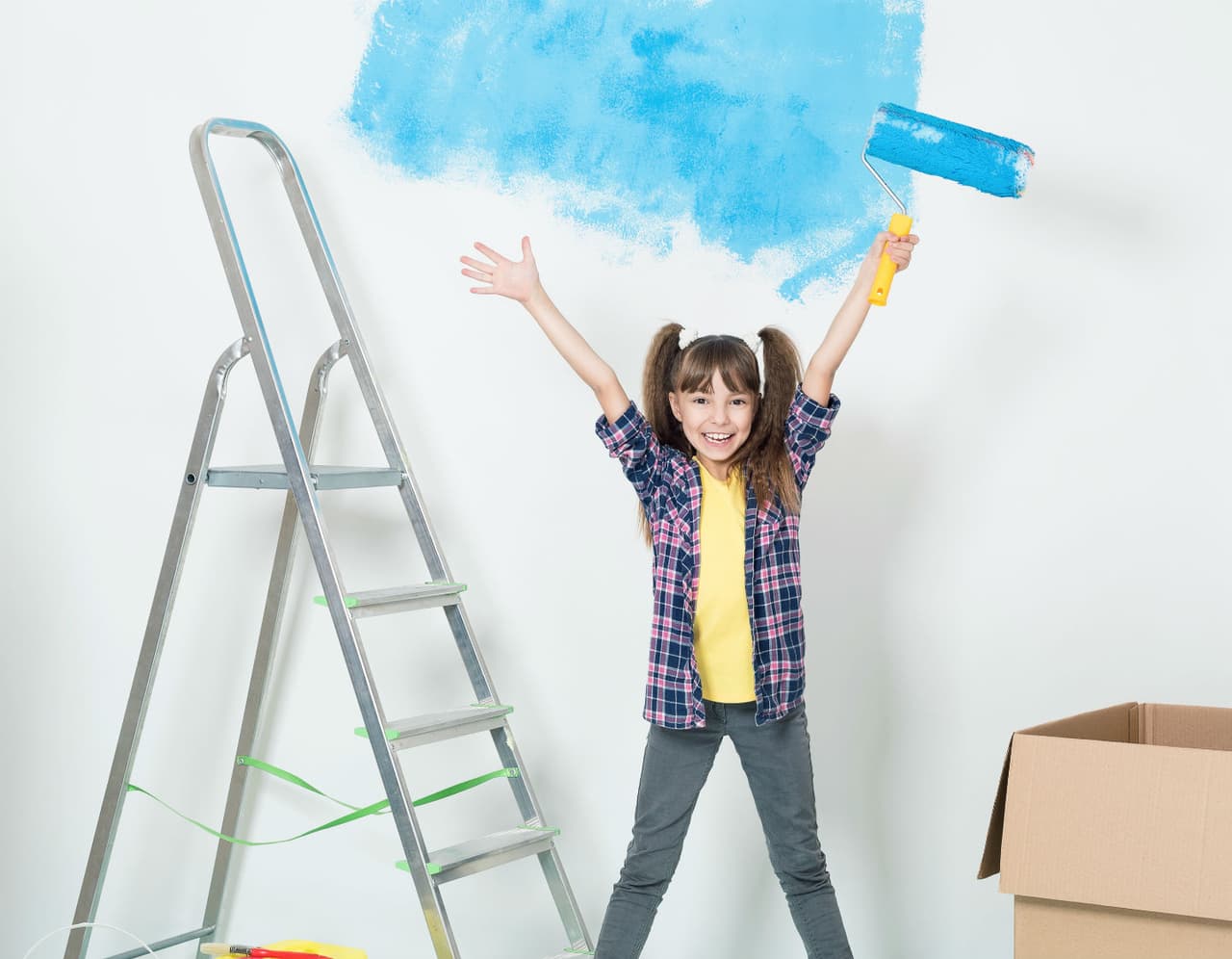 Redecora un cuarto de la casa: Invita a tu familia a cambiar un poco de aire, y darle un look diferente a un cuarto de la casa que elijan entre todos. Si no quieres pintar, puedes usar fotos o dibujos para decorar las paredes, poner flores, agregar alguna alfombra y crear un espacio especial para descansar en esta primavera.