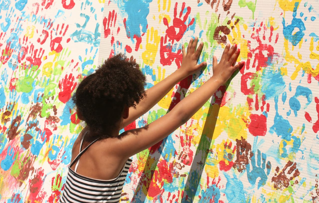 Pinta un mural: en el patio de tu casa o en alguna pared del barrio que la comunidad acuerde con pintar. Hacer un mural es una experiencia que los chicos (y grandes) disfrutan mucho.
