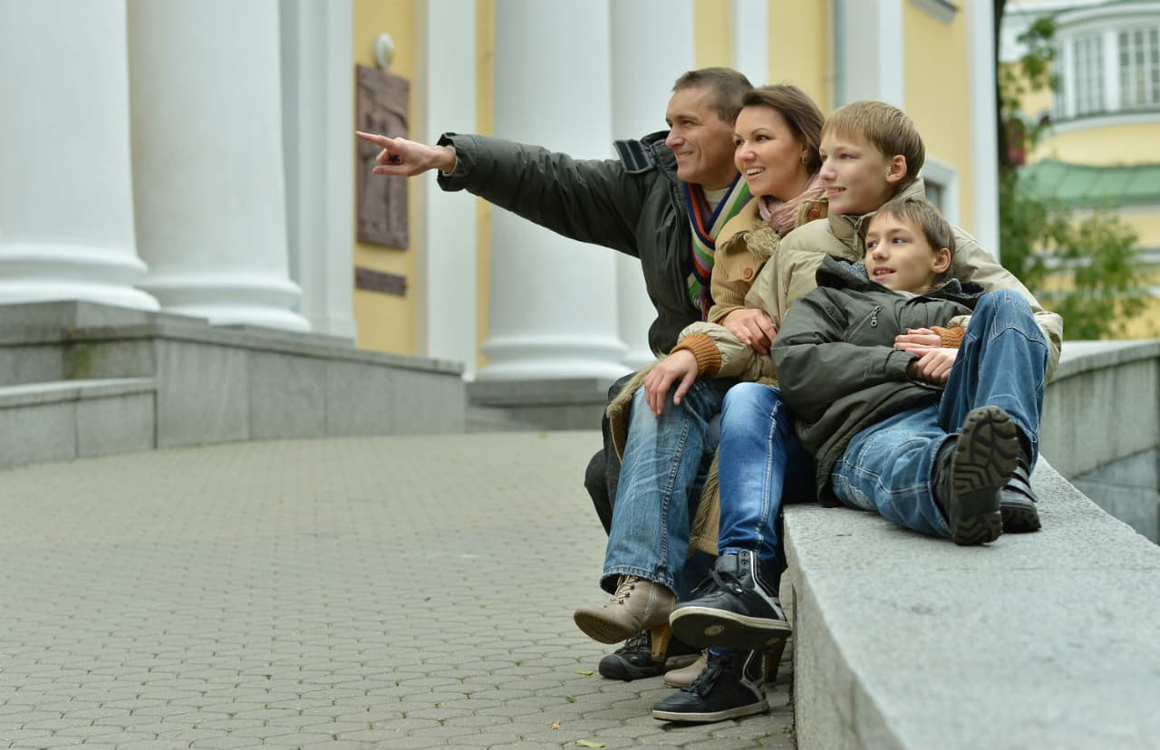 Sé turista por un día: Hay muchas cosas para hacer en la ciudad que no hacemos porque son “para turistas”. Aprovecha el buen clima y la temporada baja para recorrer edificios, museos y espacios de tu ciudad que normalmente no visitas pero que valen la pena volver a ver, en especial con los hijos y la familia (y sin necesidad de llevar un mapa).