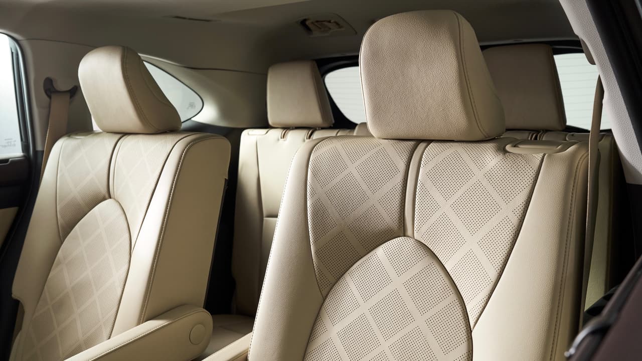 La ampliación de la longitud del nuevo modelo, trae ganancias en la nueva cabina. El recorrido horizontal de la segunda fila de asientos es ahora 1.2 pulgadas más largo.