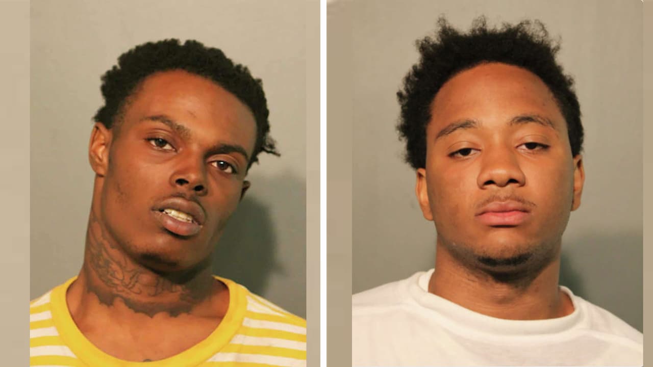 La Policía puso bajo custodia a Saunders (izq.) y Abram (der.) luego de la balacera en el centro de Chicago.