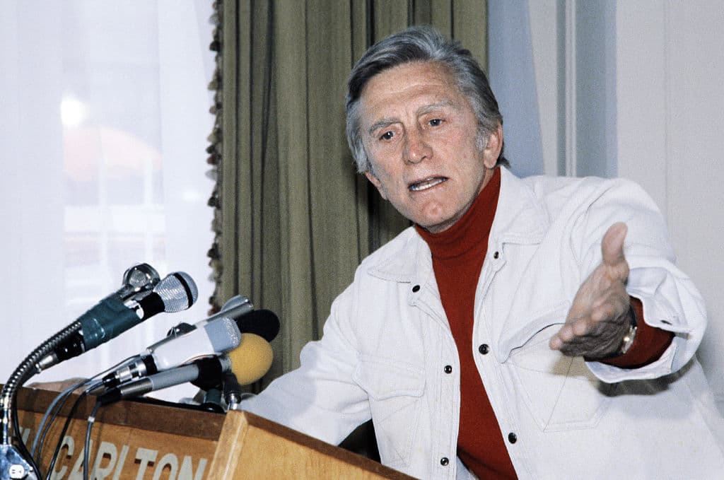 El actor y productor logró abrirse paso en Hollywood a pesar de sus tendencias izquierdistas, aunque algunos achacan a éstas el que no se le otorgara ninguno de los premios Oscar a los que fue nominado por su actuación. Sin embargo su trayectoria cinematográfica fue reconocida por la Academia en marzo de 1996, cuando recibió un Oscar honorario por los logros de su vida. Foto: ALPH GATTI/AFP/Getty Images.