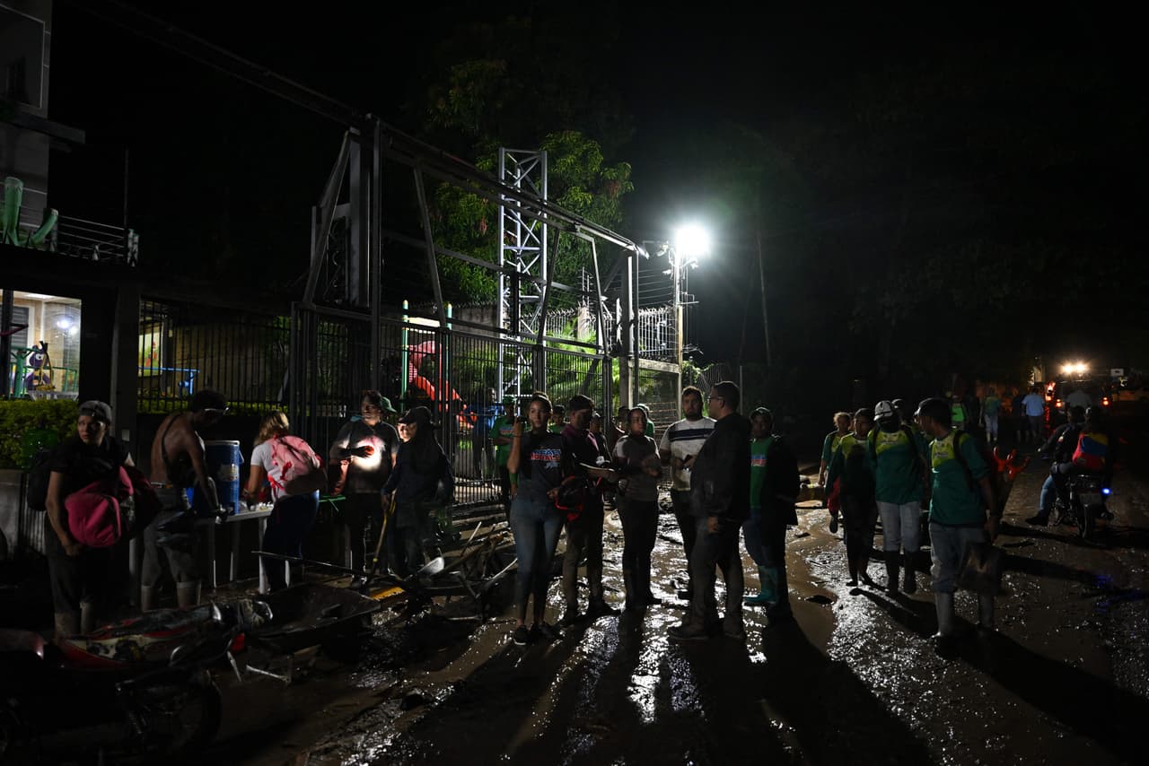 En la noche, 
<b>capas de lodo y rocas que cubrían las vías</b> eran retirados por militares y obreros que trabajaban ayudados por la luz de algunos vehículos, pues
<b> la zona se quedó sin electricidad tras el alud.</b>
<br>