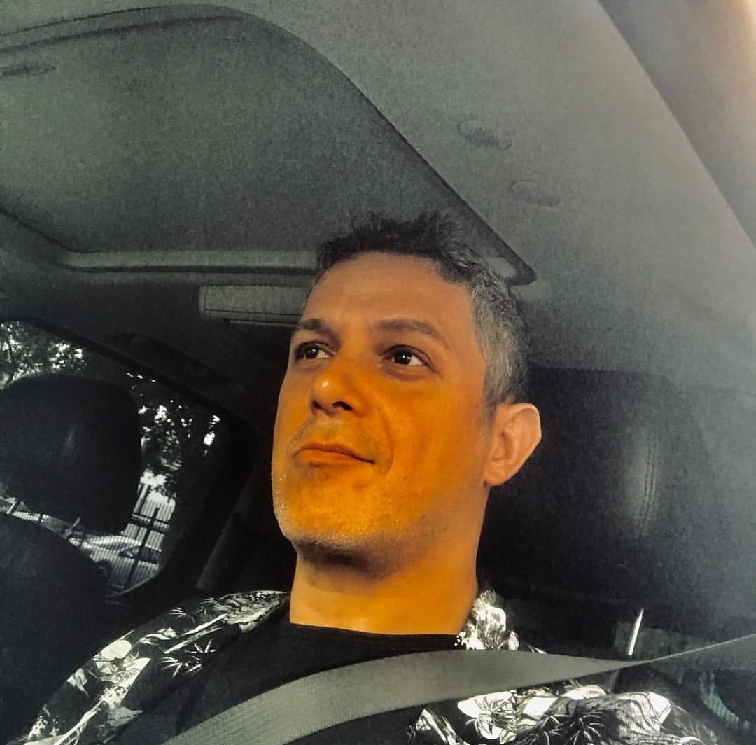 El cantante español preguntó los horarios del show para verificar su disponibilidad y mandó un gran abrazo al estudio, recalcando que espera vernos muy pronto.
<br>