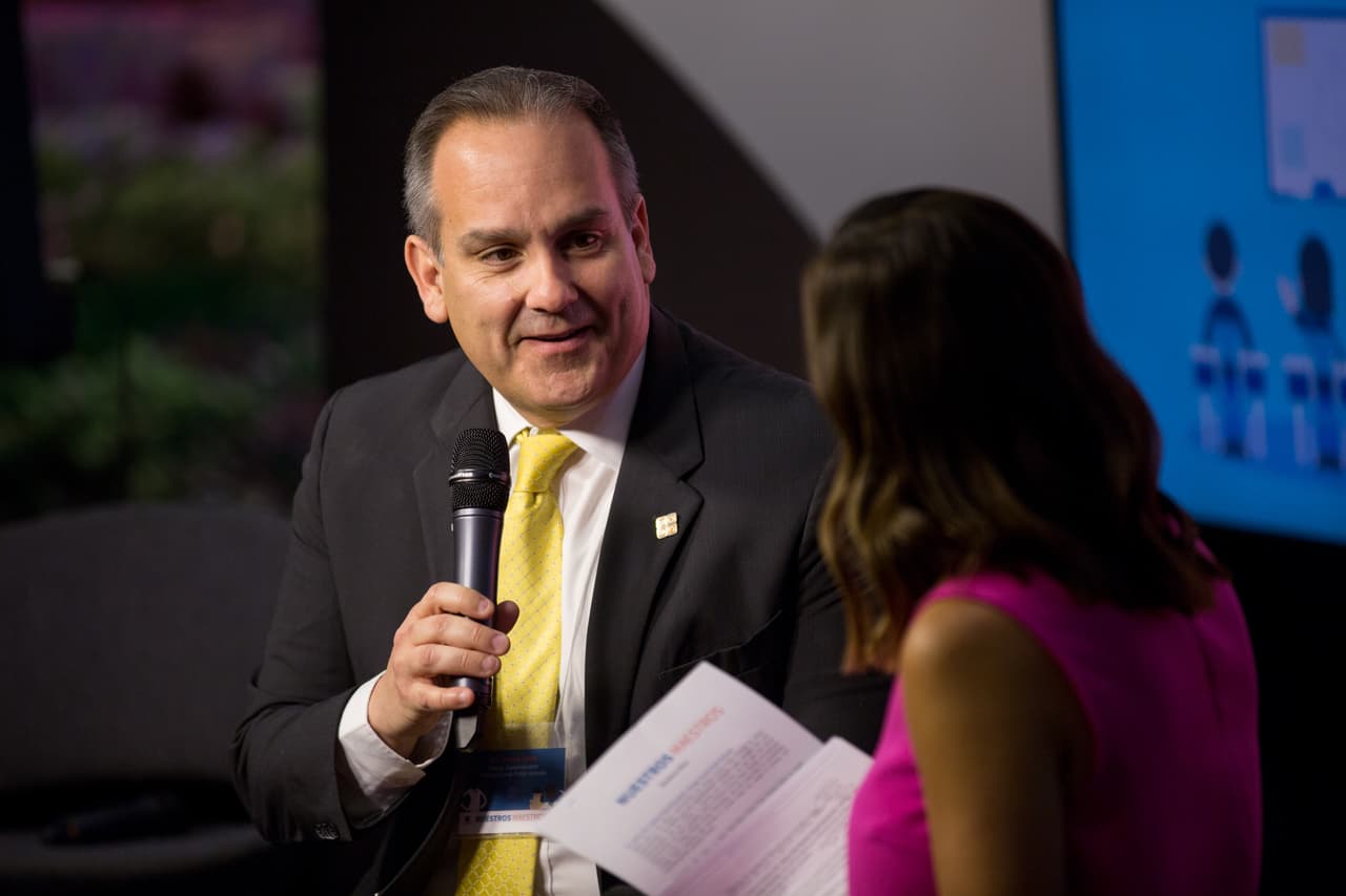 “Incluyamos a los padres”, dice Jesús Jara, Superintendente asistente para las Escuelas Públicas del Condado de Orange. Hagamoslos parte del proceso de aprendizaje de los estudiantes. “¿Cómo ayudamos a los padres a ser defensores de la educación en Estados Unidos y eso cómo se vería?”.