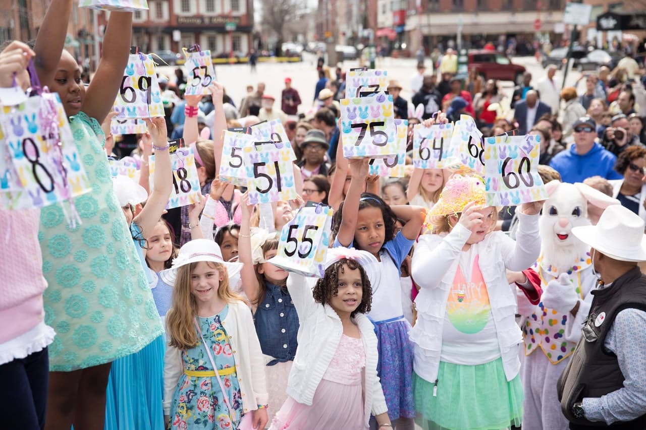 Mientras estés en el área, no olvides participar en South Street Egg Hunt, ya que tu canasta de huevos de Pascua podría estar llena de dinero.