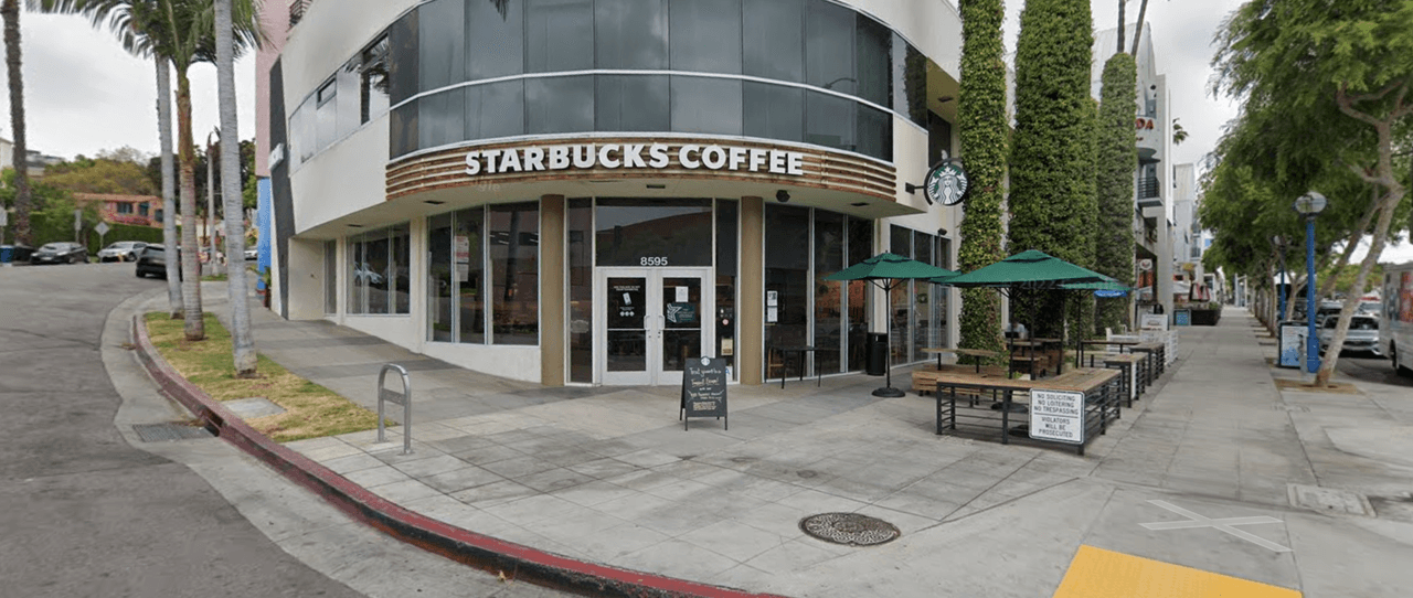 Tienda Starbucks, entre los bulevares Santa Monica y Westmount en West Hollywood.