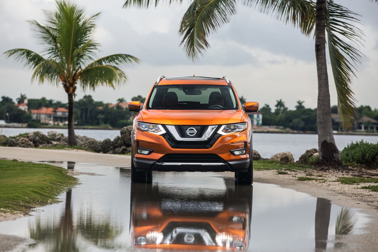Lo primero que salta a la vista es la integración de la parilla con en forma de 'V' flotante ‘V-Motion’ de Nissan que ya aparece en la gran mayoría de sus modelos, pero esa no es la única noticia en su parte frontal.
