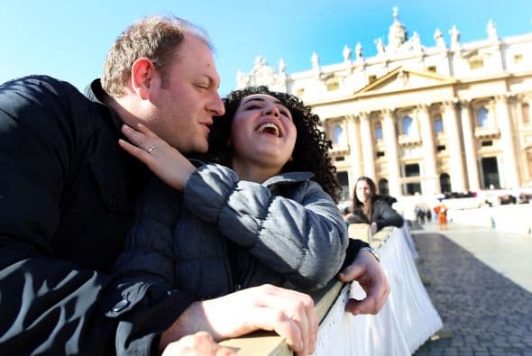 Como si el santo patrón de este día hubiera intercedido, un sol espléndido recibió a los enamorados que acudieron a la plaza de San Pedro provenientes de 28 países de todo el mundo. Bajo el lema de "La alegría del SÍ para siempre", las jóvenes parejas vivieron una gran fiesta, tanto religiosa, con los consejos del papa, como musical, con la interpretación de clásicas baladas románticas.