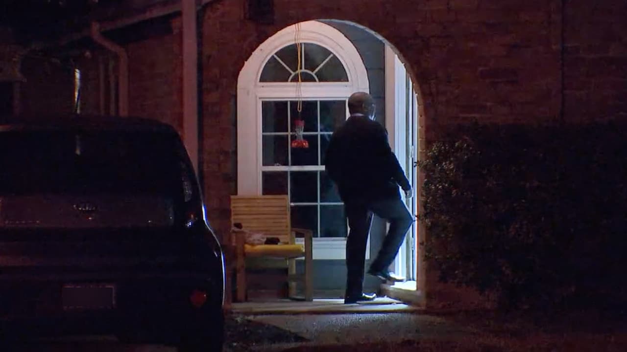 Cuando las autoridades llegaron a la casa, se dieron cuenta que además de los tres niños había un bebé adentro.