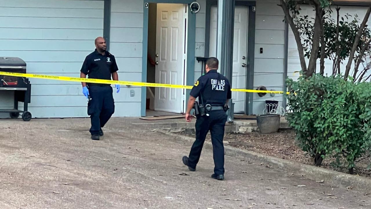 Agentes realizan una investigación en la casa donde se encontró a una niña con una herida de bala, en el este de la ciudad de Dallas, Texas.