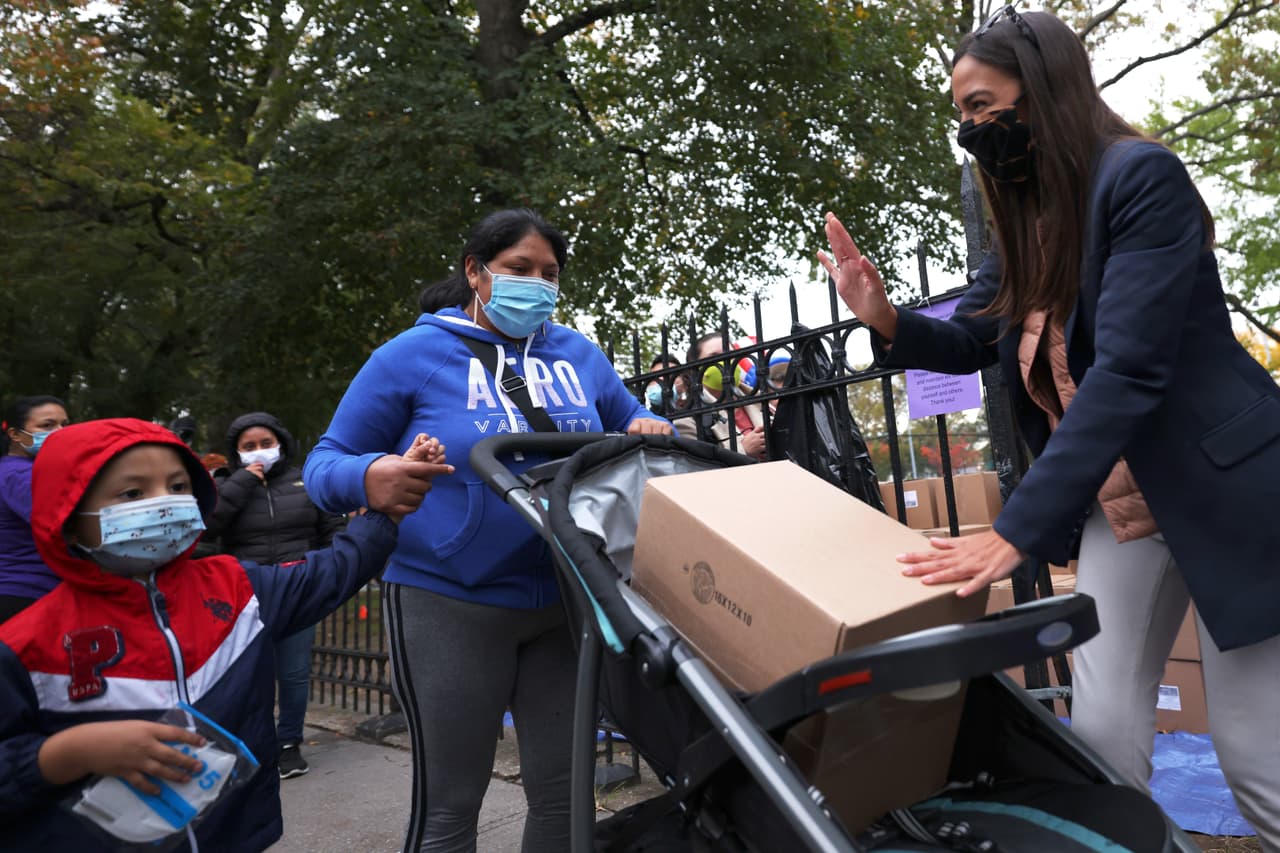 La demócrata 
<a href="https://www.univision.com/temas/alejandria-ocasio-cortez">Alexandria Ocasio-Cortez</a> se despide después de colocar una caja de comida en un cochecito durante un evento de distribución de alimentos el 27 de octubre de 2020 en Queens, Nueva York.