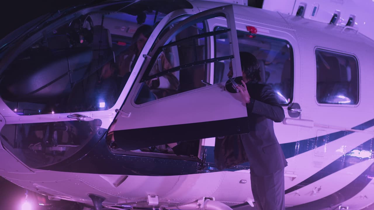 La cita romántica concluyó con un viaje en helicópterio el cual, para sopresa de Leonora, fue conducido por Alejandro.