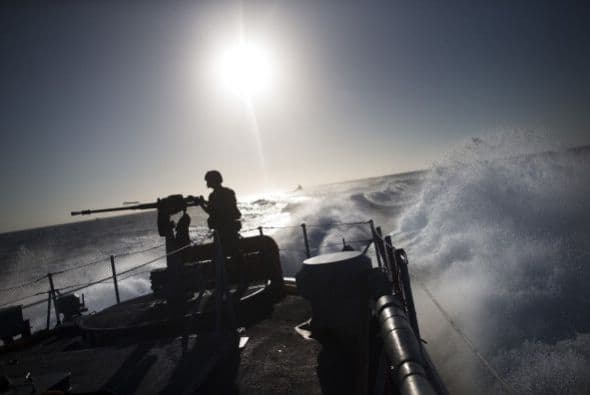 Los próximos pasos del movimiento islamista Hamás y de Israel son claves para detener la espiral de violencia que estalló el miércoles en la zona, en un aparente intento de la Yihad Islámica de arrastrar a ambas partes a un nuevo conflicto armado. "Israel considera a Hamás responsable de todo lo que ocurre (en Gaza): es el que ejerce la soberanía y el que debe responder por todo lo que ocurre", declaró un alto mando militar israelí en la zona, que reconoció que en los últimos meses no ve a milicianos de este grupo "participar en acciones terroristas". Para la Yihad Islámica, lanzar cohetes es "un medio excelente para avergonzar a Hamás, con el fin de demostrar que son ellos los que definen la agenda (política) en Gaza, mientras Hamás ha abandonado la yihad y la resistencia (armada) en busca del poder", escribe hoy el experto israelí en asuntos árabes y de Oriente Medio, Avi Isajarov. Organización mucho más pequeña, versátil e ideológica que Hamás, y sobre todo sin responsabilidades de gobierno, la Yihad trata de reavivar la lucha armada y "hace grandes esfuerzos para arrastrar (a ambas partes) a un nuevo conflicto", apelando en esta ocasión a la muerte de tres de sus hombres. Netanyahu debe decidir ahora "si quiere más violencia o seguir el toma y daca habitual con las milicias", subraya el académico.