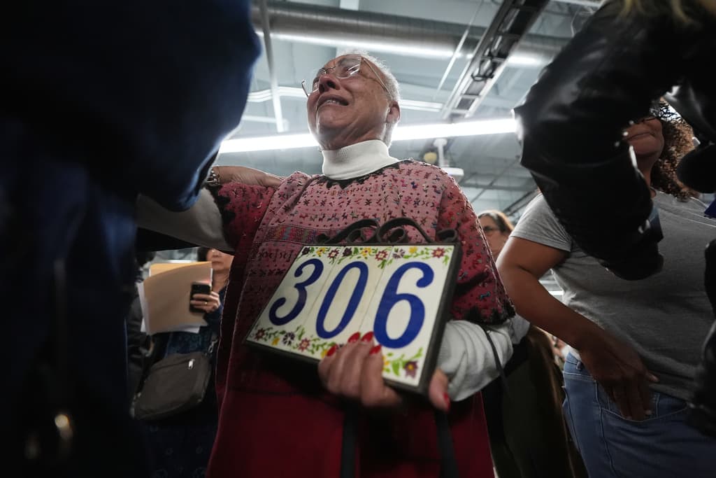 La alcaldesa Bass mantuvo un perfil bajo, participando en vigilias privadas con residentes y líderes, mientras ordenó banderas a media asta en el City Hall y una iluminación especial en honor a Palisades. Por la tarde, conciertos de sanación comunitaria en iglesias como St. Matthew’s Episcopal ofrecieron música y reflexión, con artistas como la violinista Anne Akiko Meyers.