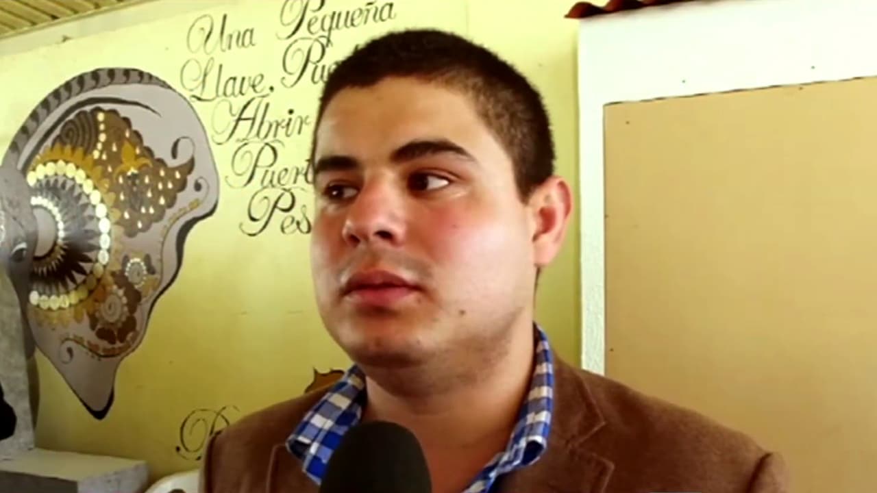 Alfredo Olivas recibe un reconocimiento por parte de reclusas en una cárcel de Jalisco, México