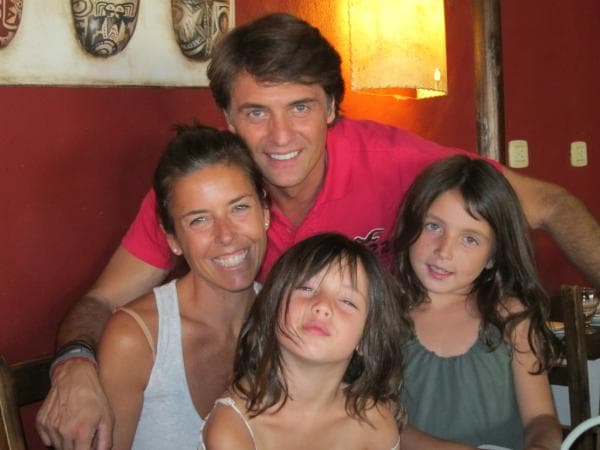 Maki quien celebra a Juan Soler junto a sus hijas Azul y Mía.