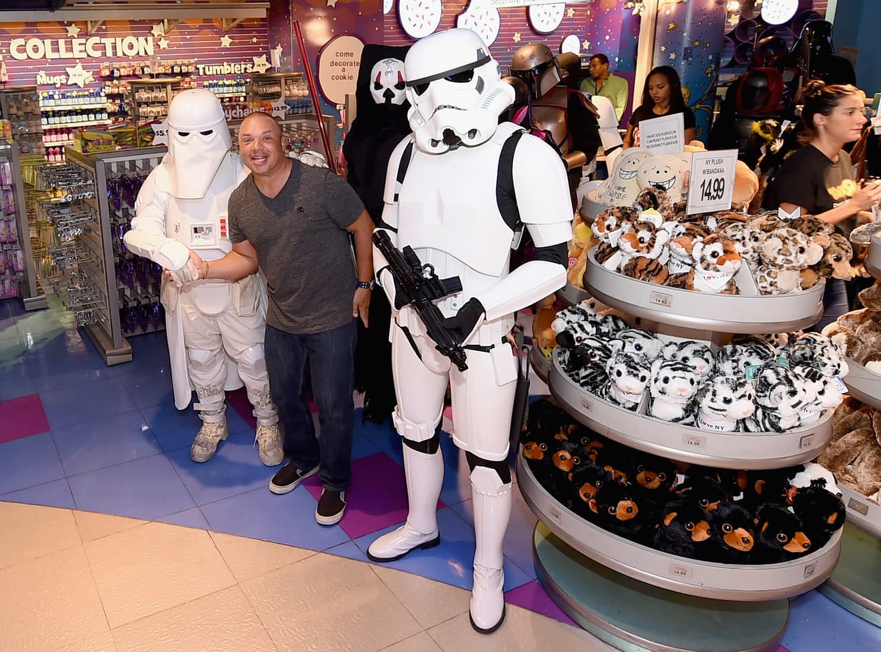 En tan sólo minutos, casi toda la mercancía se había vendido en tiendas como Toys R Us, Walmart, Target y Disney Store. Durante este evento se proyectaba una suma de más de mil millones de dólares en ventas.