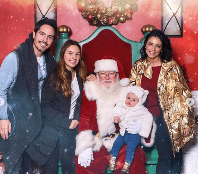 Aislinn también presumió a su hermosa familia en Instagram junto a papá Noel.