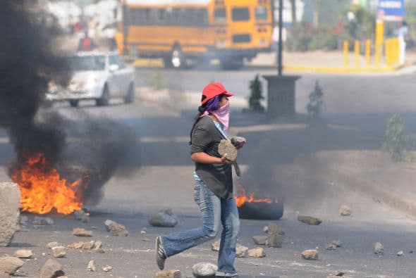Algunos miembros del Frente Nacional de Resistencia Popular (FNRP) bloquearon las carreteras de Honduras con el fin de pedir el regreso al país del ex presidente Manuel Zelaya.