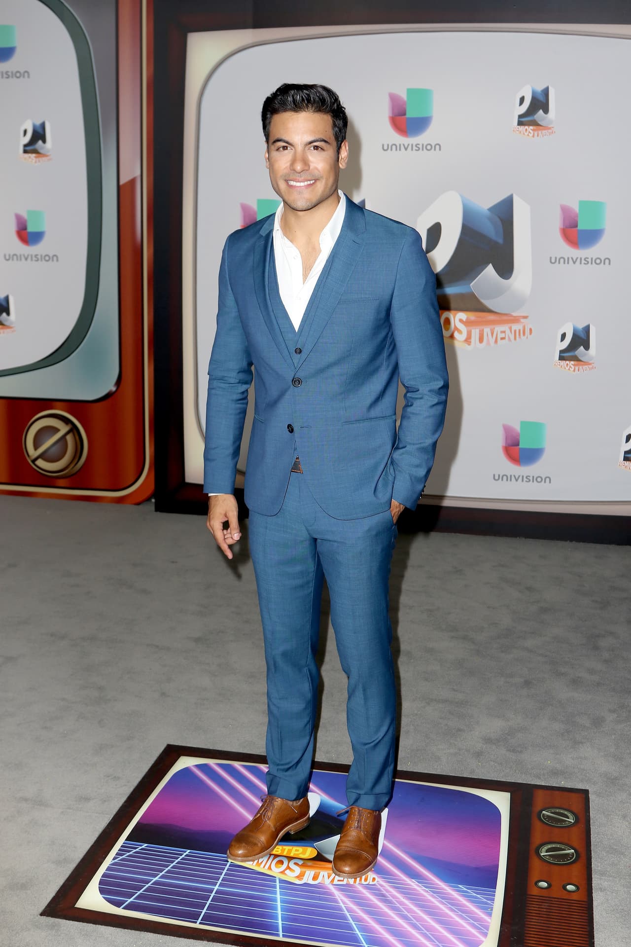 El cantante mexicano Carlos Rivera lució sobrio en un traje de tres piezas.