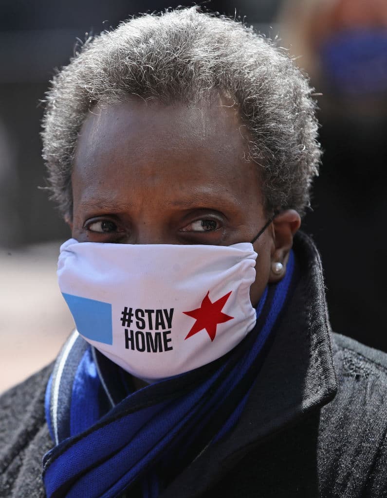 Lori Lightfoot, alcaldesa de Chicago, y el departamento de Salud Pública de la ciudad (CDPH) anunciaron que las primeras dosis de la
<a href="https://www.univision.com/local/chicago-wgbo/cuales-son-los-efectos-secundarios-que-pueden-ocasionar-las-vacunas-contra-el-coronavirus-te-explicamos-video"><b>vacuna</b></a> del covid-19 se llevarían a 34 hospitales de la ciudad.