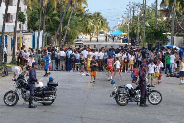 El hostigamiento a las "Damas de Blanco" por una turba oficialista cuando pretendían manifestarse en La Habana fue la nota discordante en la conmemoración del Día Internacional de los Derechos Humanos en América Latina. El grupo de mujeres disidentes se congregó hoy en un concurrido punto de la capital cubana precisamente para emprender una caminata con motivo de la jornada internacional, pero no pudo hacerlo debido al acoso de una multitud que las llamó "ratas inmundas", "gusanas" y "mercenarias", entre otros insultos. También otros grupos opositores cubanos fueron objeto del hostigamiento oficialista, como el caso de "Estado de SATS", un proyecto de discusión crítica que dirige Antonio González Rodiles y que este miércoles celebró en su casa una actividad para celebrar el aniversario de la Declaración Universal de los Derechos Humanos. A unos metros de la vivienda el oficialismo organizó actividades festivas y juegos con la asistencia de varias decenas de escolares, mientras sonaban en un altavoz canciones de Silvio Rodríguez. En unas declaraciones a Efe, González Rodiles lamentó que el Gobierno de Cuba entienda el Día de los Derechos Humanos como una jornada de "confrontación" y calificó de "realmente bajo" usar a los niños "para estas cosas.