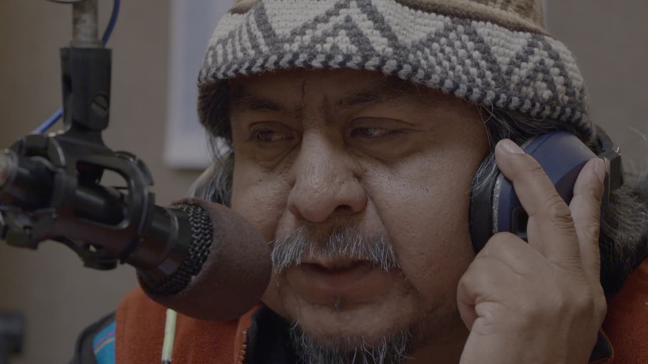 Gervacio Peña se mudó del estado de Oaxaca a Baja California a los 17 años cuando su madre se accidentó. Ganó dinero trabajando en los campos y a los 18 llegó a California donde continuó su labor como agricultor. Hoy aboga por los derechos laborales de los campesinos en la Radio Autóctona Indigenista.