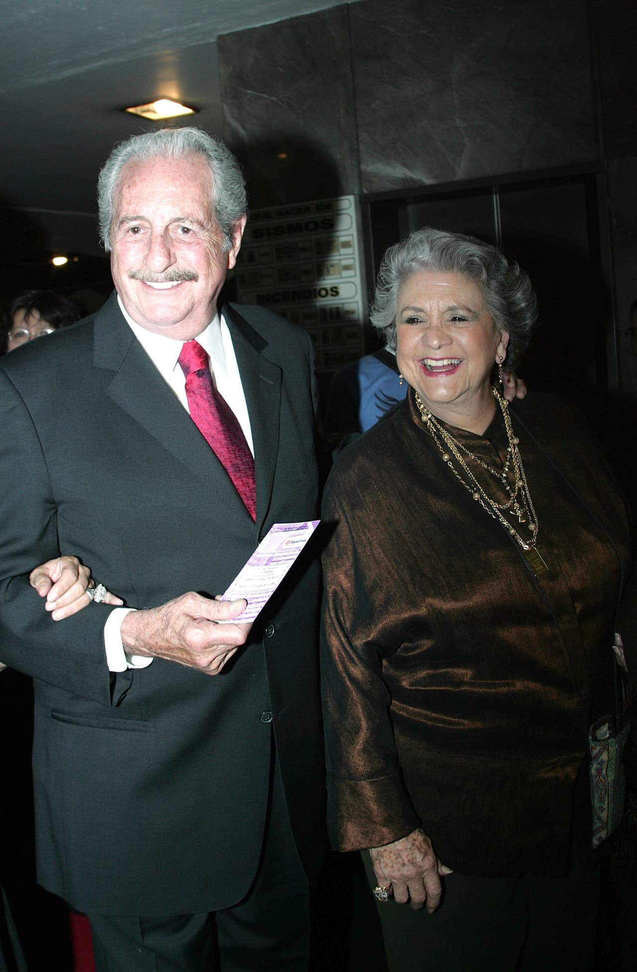 En esas mismas declaraciones, el primer actor le hizo una fuerte petición a Adriana Lavat: “Me ha tratado de destruir actoralmente y personalmente, me ha hecho mucho daño. Hija, quítate mi apellido, te lo pido públicamente, usa el apellido de tu madre”.
<br>