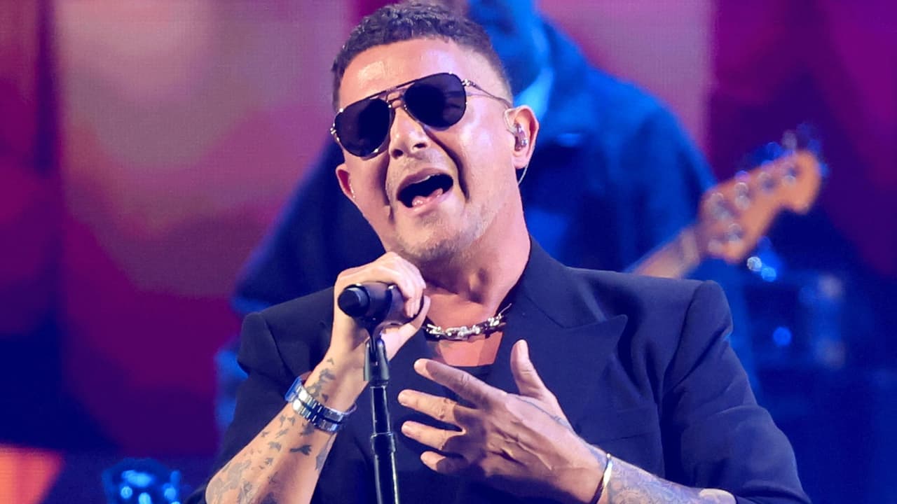 Alejandro Sanz con el toque romántico en Latin GRAMMY al cantar 'El Vino De Tu Boca' y 'Las Guapas'