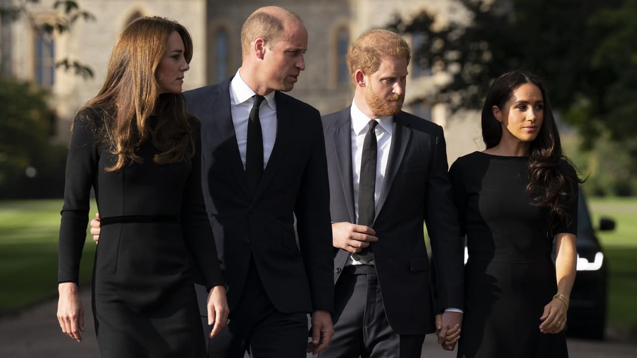 Los duques de Sussex, Harry y Meghan, fueron invitados por los príncipes de Gales, William y Kate, a caminar por el palacio de Windsor. Ambas parejas observaron las flores y tributos colocados en honor de la reina Isabel II y saludaron a los presentes. 
<a href="https://www.univision.com/noticias" target="_blank">Sigue las últimas noticias en Univision</a>.