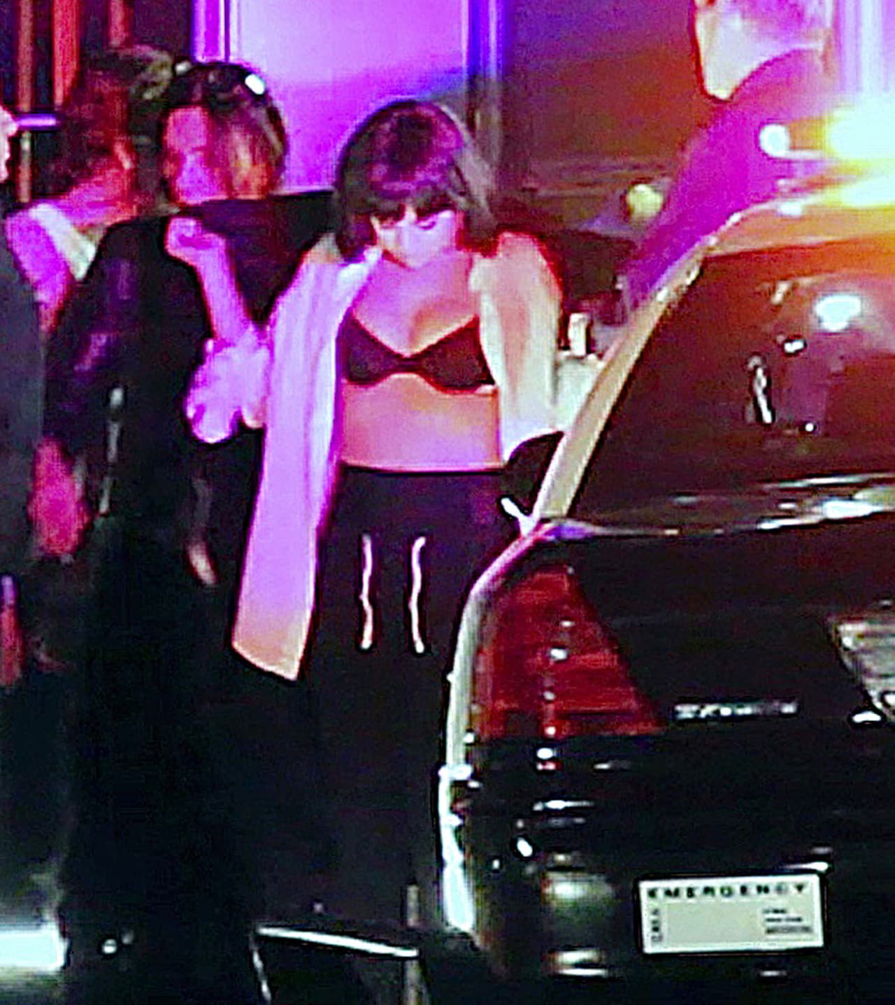 OMG! ¿Qué hizo Selena? Los oficiales la arrestaron, parece que en una situación muy incómoda, pues llevaba sólo puesto un 'bra' y una blusa desabotonada.