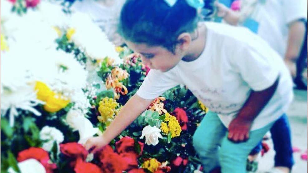 <b><a href="https://www.facebook.com/justiceforJohnHernandez/photos/a.1324794377557505.1073741828.1324766057560337/1356375351066074/?type=3&theater">6 de julio</a></b>: En página de Facebook "Justice for John", publican esta foto de Alexa Hernández, la hija de la víctima y escriben: "¿Por qué Alexa tiene que pasar por esto a su corta edad? Los Thompson le robaron tantos recuerdos a ella. ¡No pararemos hasta que se haga justicia!