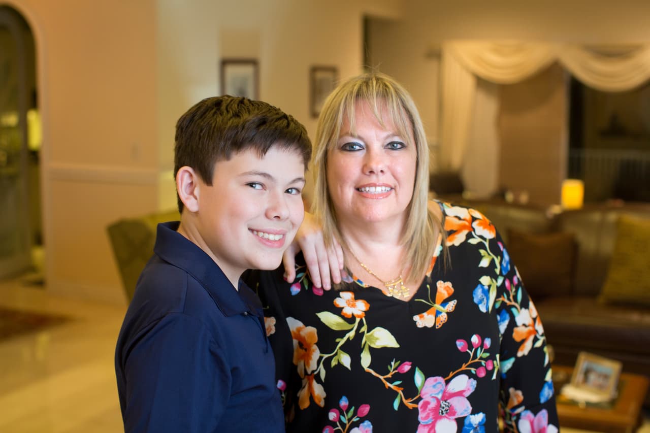 “No hay grupos de apoyo para quienes sufrimos complicaciones después del parto. Es algo que quisiera hacer”, dice de Sanctis. En la imagen, junto a su hijo adolescente.