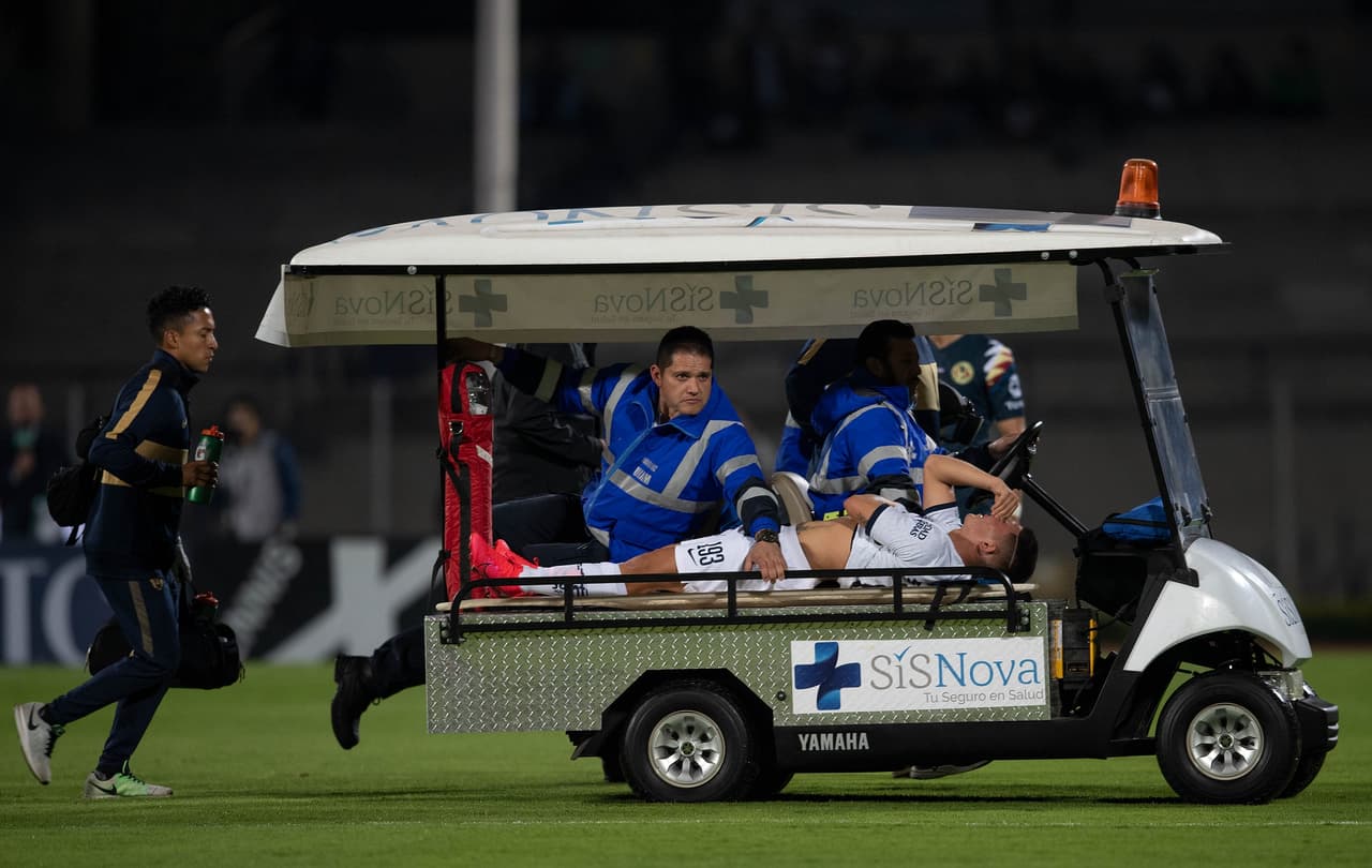 El joven Marco García debe abandonar el terreno de juego gracias a una lesión y le da ingreso a su compañero Leonel Lopez.
