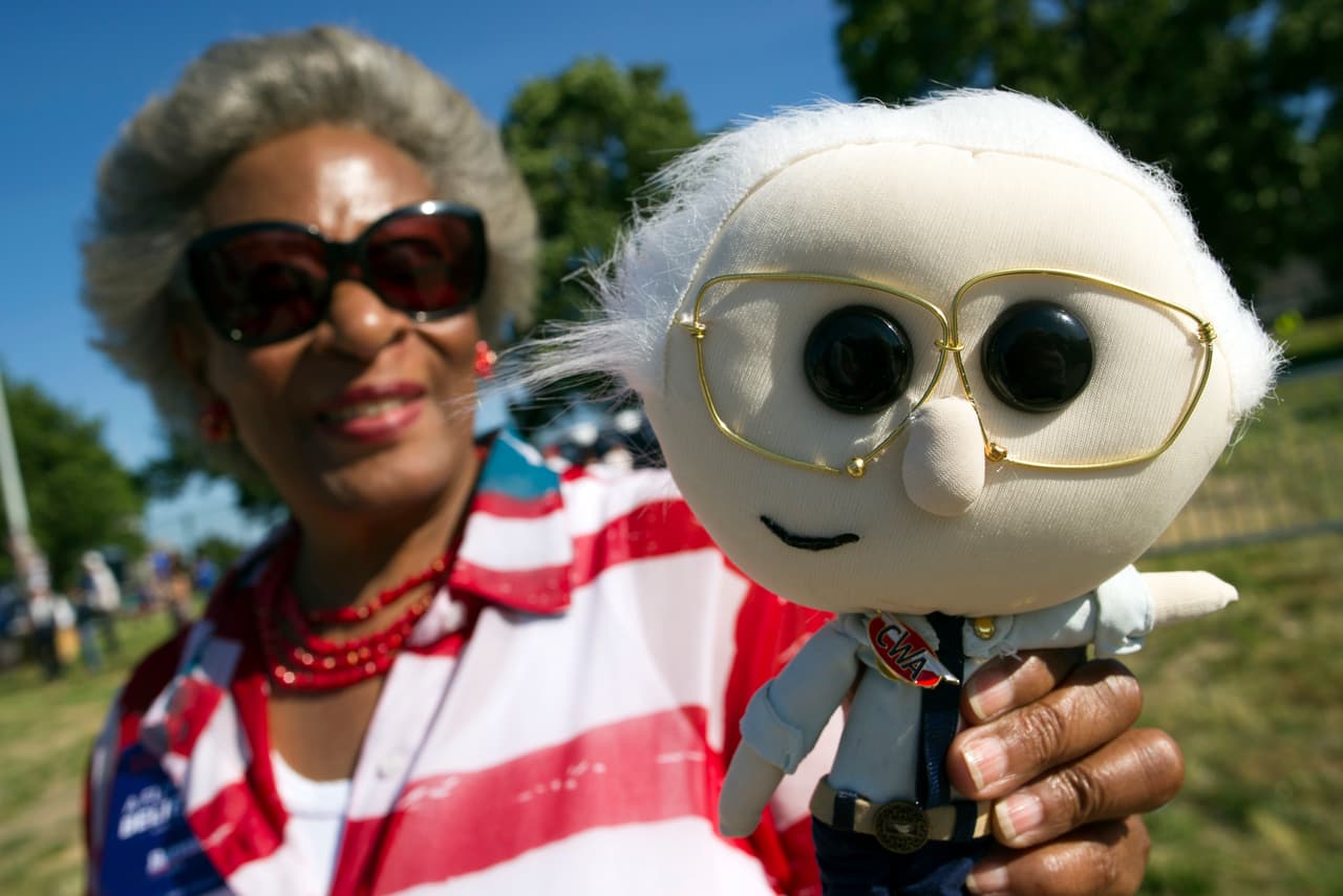 La seguidora de Bernie Sanders, Shy Ridley, muestra su versión del candidato durante la campaña en Washington, el 9 de junio de 2016.