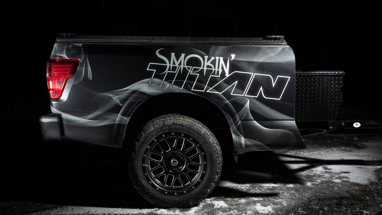 La carrocería de la Nissan Smokin' Titan tiene un decorado que recuerda el humo característico de todo buen asado. Utiliza rines de 20 pulgadas ICON Alloy Alpha y neumáticos Nitto Terra Grappler medidas 275/25-20.