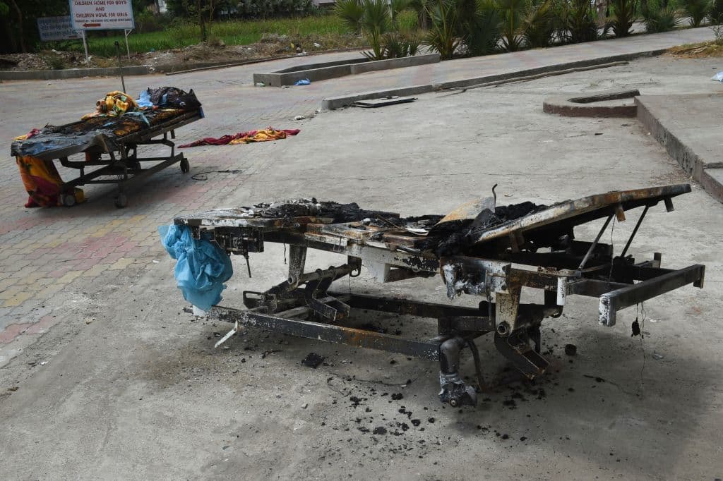 Otras camillas calcinadas, con restos de ropas o prendas de vestir se pueden ver afuera del hospital tras la tragedia.